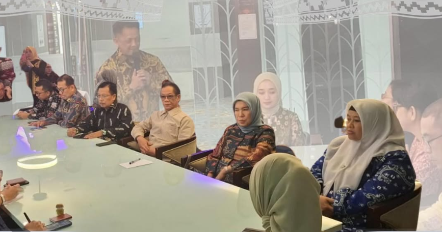 LAMANRETORIK, Bandar Lampung — Pemerintah Provinsi (Pemprov) Lampung menjajaki peluang kerja sama strategis di bidang perdagangan, pariwisata, dan ketenagakerjaan dengan Atase Perdagangan, Atase Perhubungan, serta Atase Tenaga Kerja KBRI Kuala Lumpur. Langkah ini dilakukan untuk memperkuat hubungan antarwilayah sekaligus membuka akses pasar internasional, khususnya dengan Malaysia.