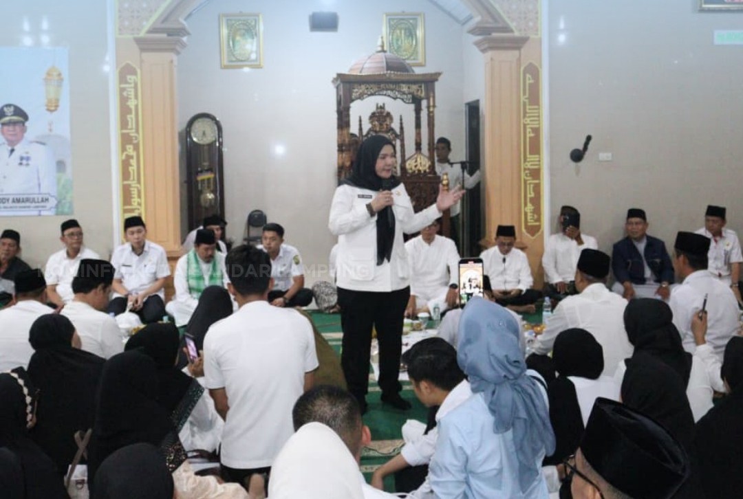 Safari Ramadan di Bumi Waras, Bunda Eva Serahkan Bantuan