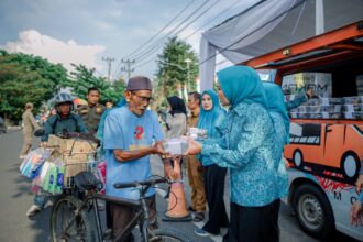 Batin Wulan Kembali Bagikan 200 Paket Takjil Kepada Warga