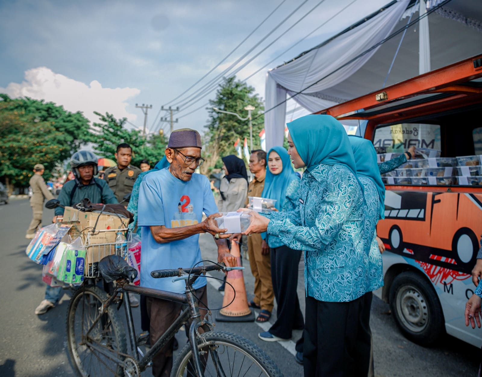 Batin Wulan Kembali Bagikan 200 Paket Takjil Kepada Warga