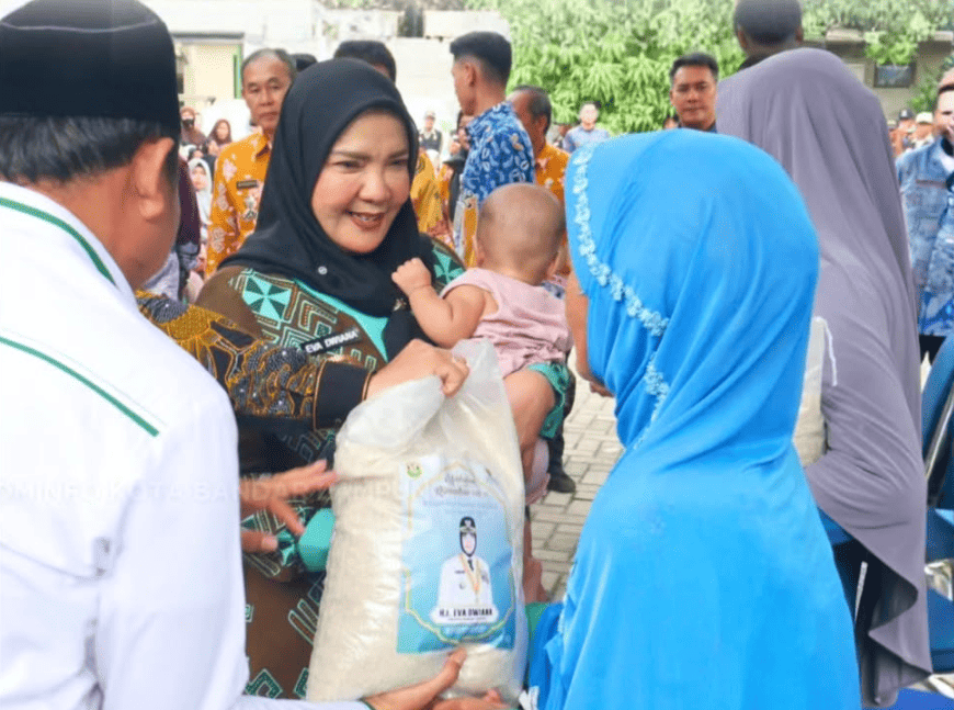 800 Warga Teluk Betung Timur Terima Bantuan Beras dari Pemkot Bandar Lampung