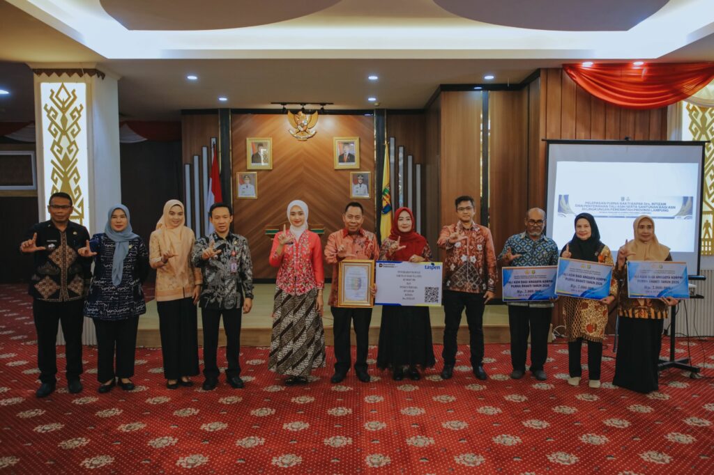 Wagub Jihan Serahkan Lepas Purnabakti Kadisbun Intizam