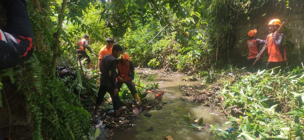 Tim Reaksi Cepat BPBD Bersihkan Pohon Penghambat Sungai di Bandar Lampung