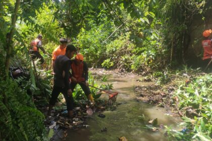 Tim Reaksi Cepat BPBD Bersihkan Pohon Penghambat Sungai di Bandar Lampung