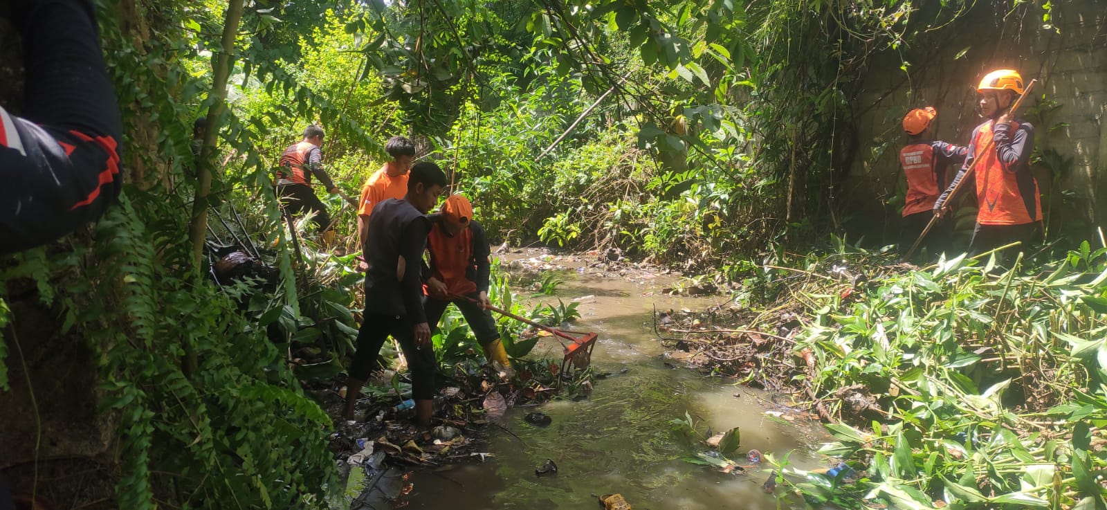 Tim Reaksi Cepat BPBD Bersihkan Pohon Penghambat Sungai di Bandar Lampung