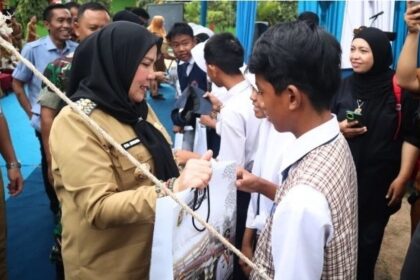 Ribuan Siswa di Bandar Lampung Terima Bantuan Sekolah dari Pemkot