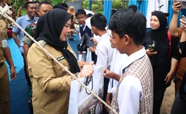 Ribuan Siswa di Bandar Lampung Terima Bantuan Sekolah dari Pemkot