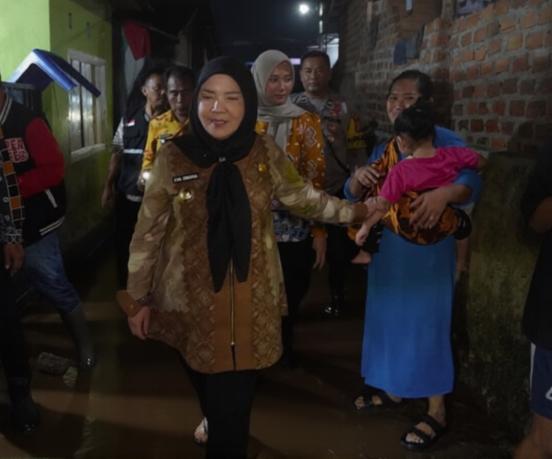 Tinjau Banjir di Way Halim, Wali Kota Bandar Lampung Berikan Bantuan