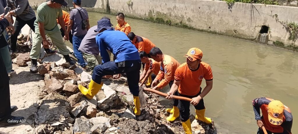 Talud Ambruk di Bandar Lampung, BPBD Lakukan Evakuasi Cepat