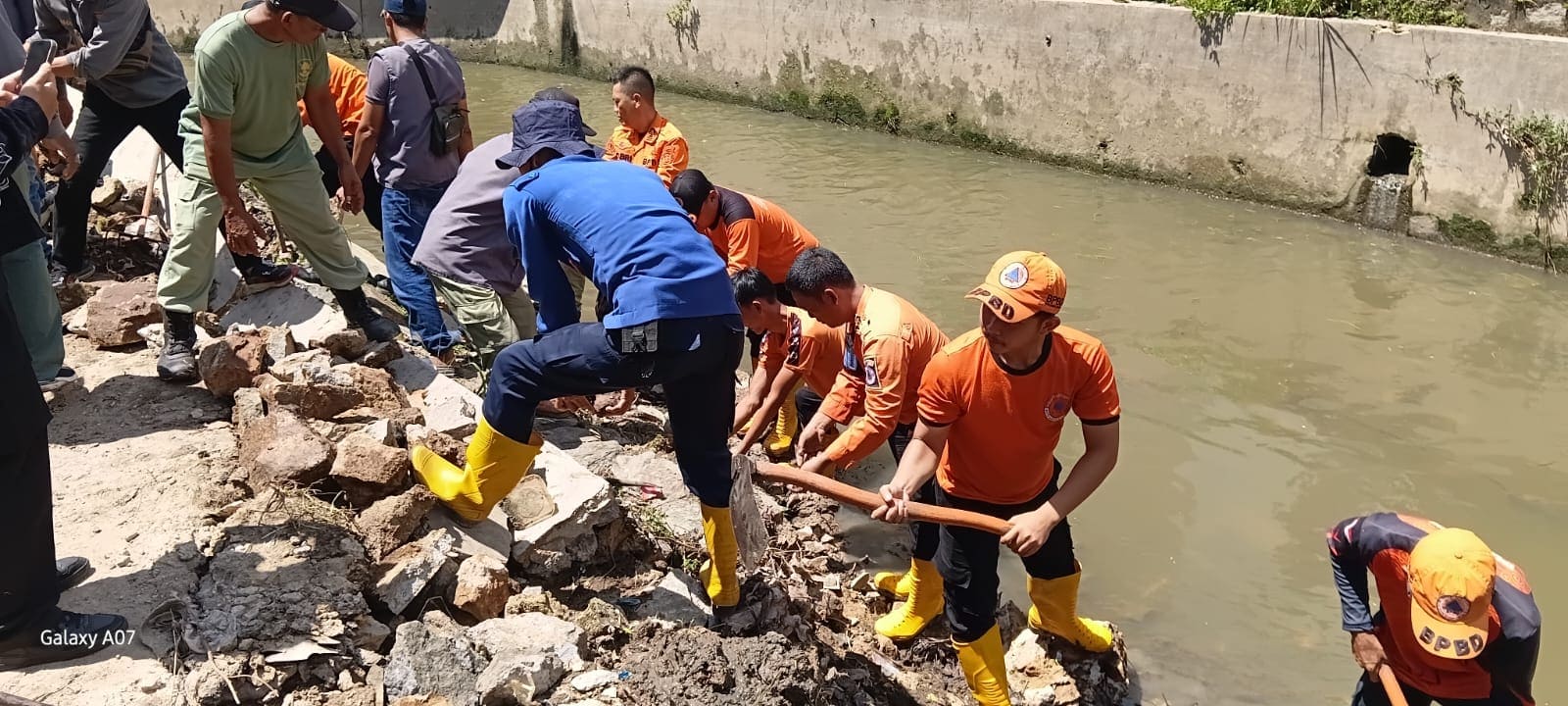 Talud Ambruk di Bandar Lampung, BPBD Lakukan Evakuasi Cepat