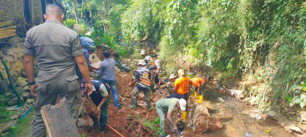 TRC-PB BPBD Bandar Lampung Tangani Longsor di Gulak Galik