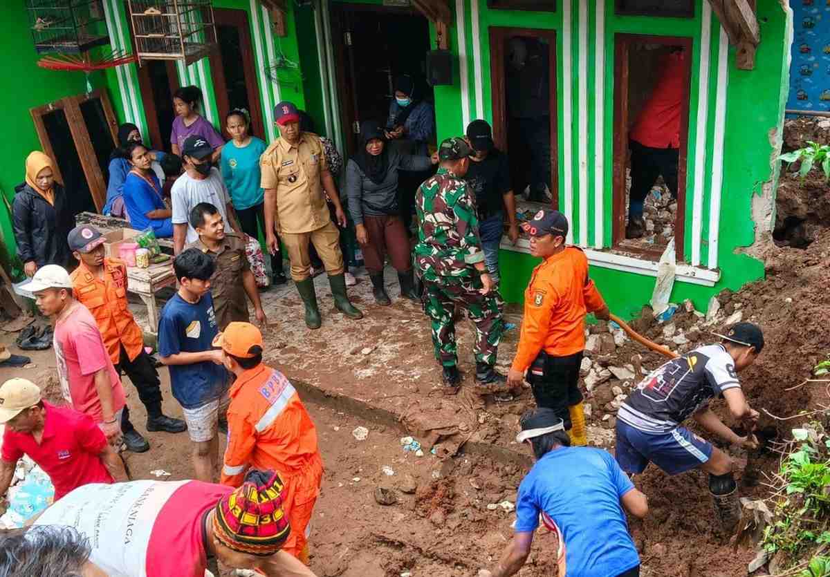 Tanah Longsor Rusak Rumah Warga, BPBD Bandar Lampung Bergerak Cepat