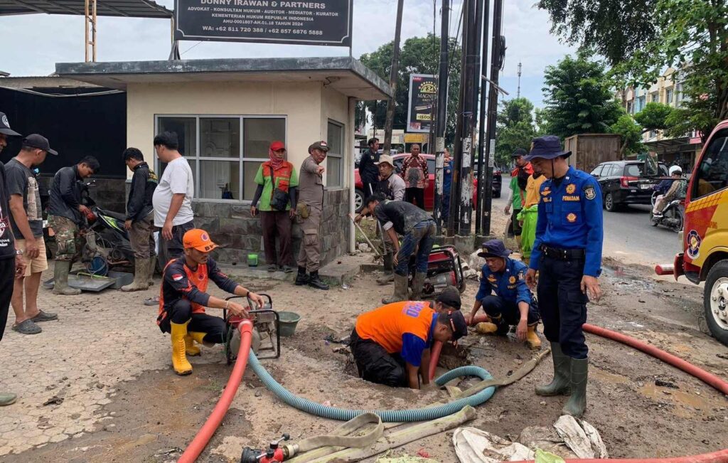Pemkot Bandar Lampung Kerahkan TRC Bersihkan Saluran Air