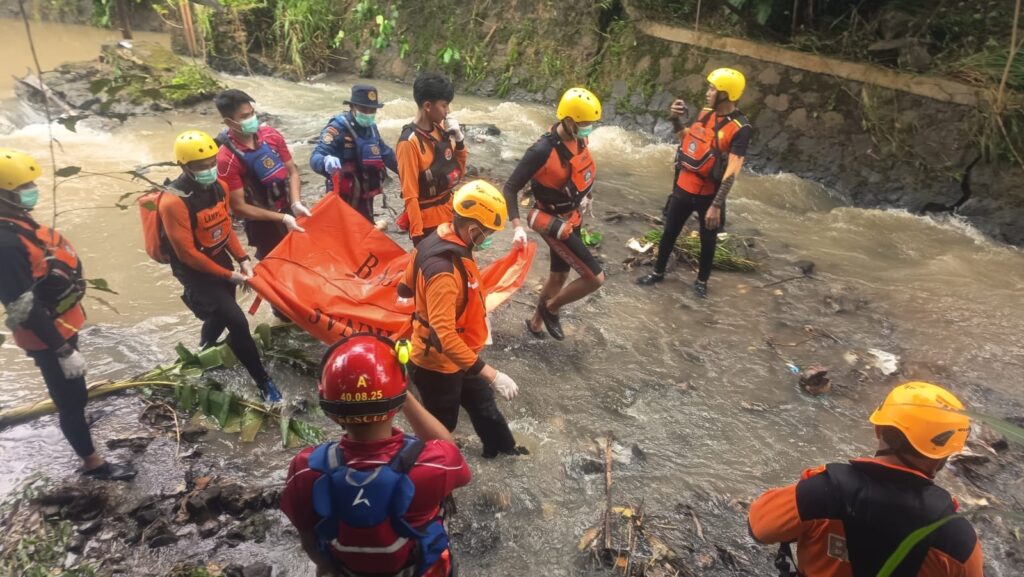 TRC BPBD Lakukan Pencarian Anak Hanyut di Rajabasa