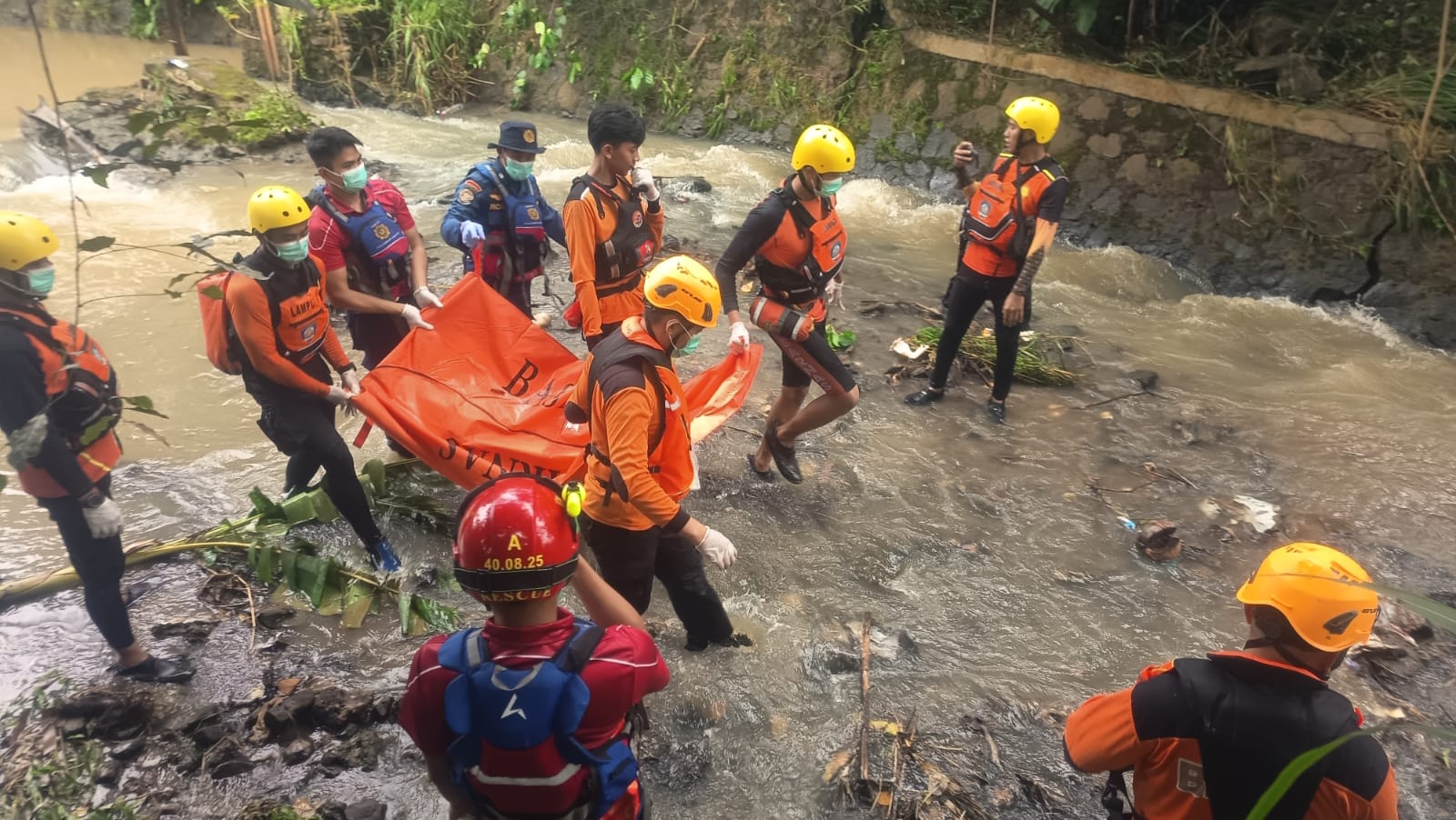 TRC BPBD Lakukan Pencarian Anak Hanyut di Rajabasa