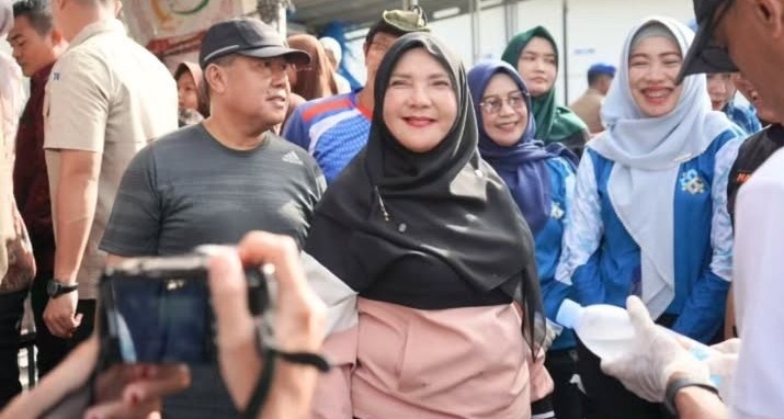 Wali Kota Eva Dwiana Ikut Aksi Bersih Pantai di Pulau Pasaran