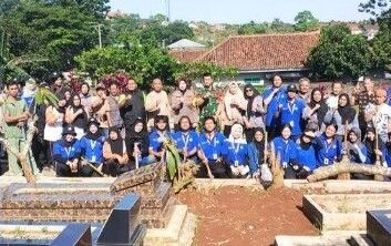 Tingkatkan Kepedulian, Pemkot Bandar Lampung Bersihkan Area Pemakaman