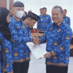 Walikota Bandar Lampung Serahkan SK Purna Bakti