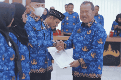 Walikota Bandar Lampung Serahkan SK Purna Bakti