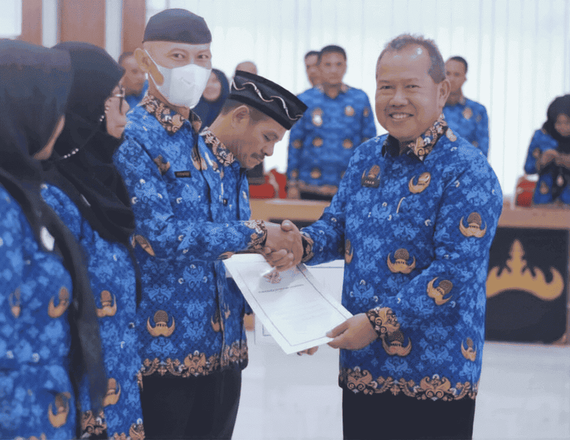 Walikota Bandar Lampung Serahkan SK Purna Bakti