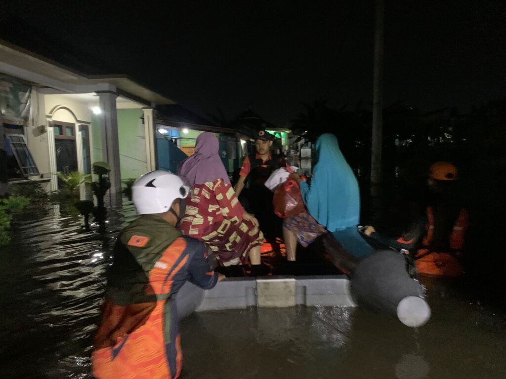 TRC BPBD Bandar Lampung Dikerahkan Evakuasi Warga Terjebak Banjir