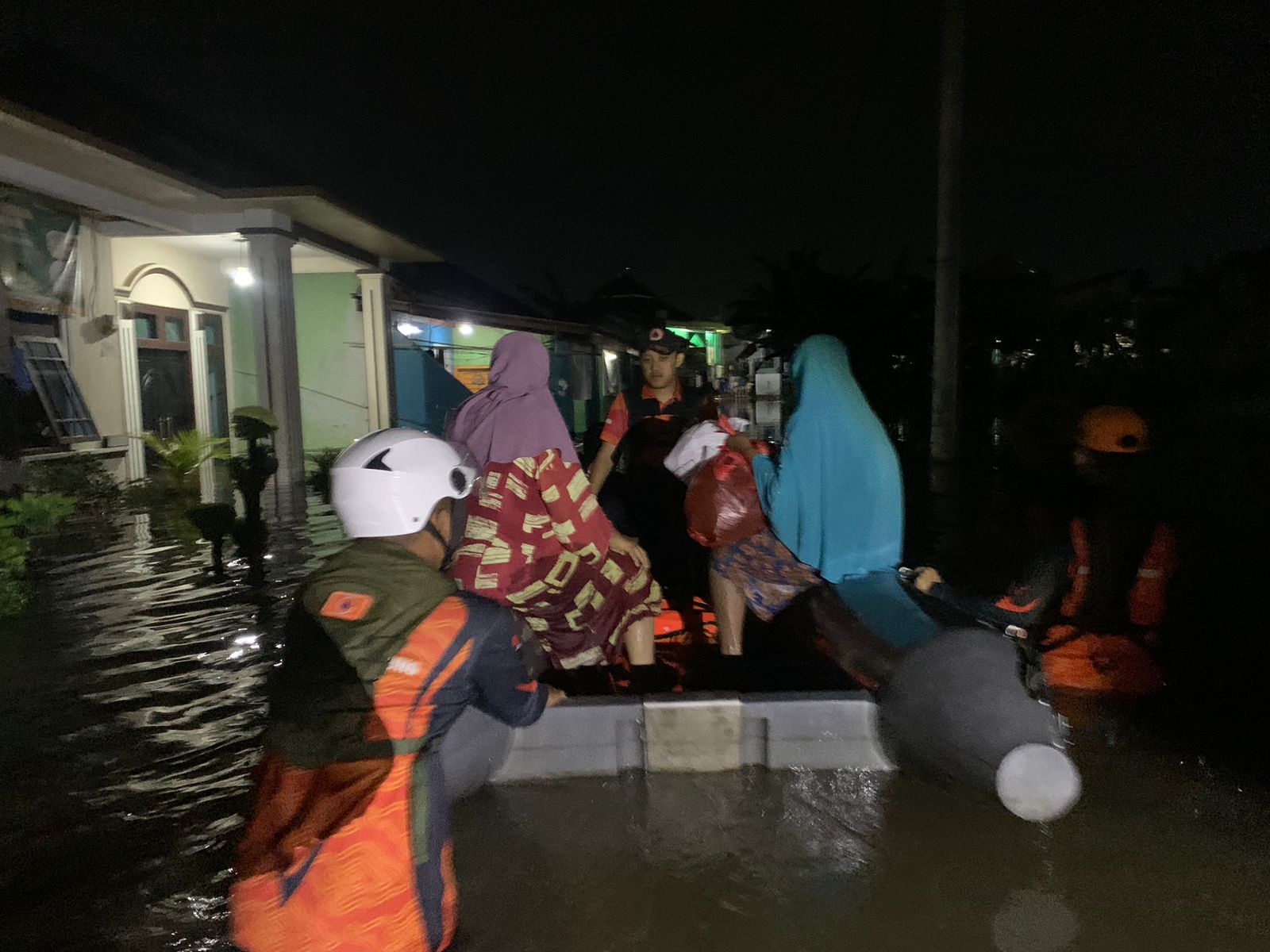 TRC BPBD Bandar Lampung Dikerahkan Evakuasi Warga Terjebak Banjir