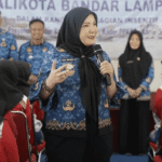 Eva Dwiana Salurkan Insentif Ribuan Kader Posyandu dan PKK Kegiatan tersebut merupakan bentuk apresiasi Pemerintah Kota Bandar Lampung atas dedikasi para kader dalam mendukung pelayanan kesehatan serta pemberdayaan masyarakat di Kota Bandar Lampung. Dalam kesempatan itu, Wali Kota menyampaikan bahwa penyaluran insentif ini merupakan wujud komitmen pemerintah dalam meningkatkan kesejahteraan sekaligus motivasi para kader agar terus optimal dalam menjalankan tugas di tengah masyarakat. Adapun jumlah penerima insentif meliputi Kecamatan Kedamaian sebanyak 526 orang dan Kecamatan Teluk Betung Selatan sebanyak 1.079 orang. Melalui kegiatan ini, Pemerintah Kota Bandar Lampung berharap para kader dapat terus berperan aktif dalam mendukung berbagai program pemerintah serta memberikan pelayanan terbaik bagi masyarakat.
