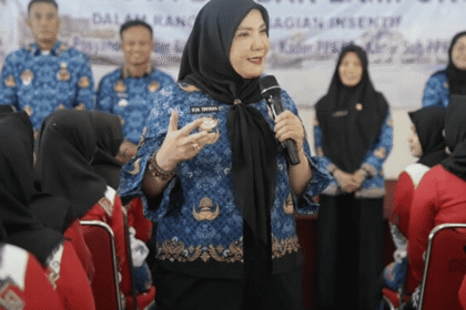 Eva Dwiana Salurkan Insentif Ribuan Kader Posyandu dan PKK Kegiatan tersebut merupakan bentuk apresiasi Pemerintah Kota Bandar Lampung atas dedikasi para kader dalam mendukung pelayanan kesehatan serta pemberdayaan masyarakat di Kota Bandar Lampung. Dalam kesempatan itu, Wali Kota menyampaikan bahwa penyaluran insentif ini merupakan wujud komitmen pemerintah dalam meningkatkan kesejahteraan sekaligus motivasi para kader agar terus optimal dalam menjalankan tugas di tengah masyarakat. Adapun jumlah penerima insentif meliputi Kecamatan Kedamaian sebanyak 526 orang dan Kecamatan Teluk Betung Selatan sebanyak 1.079 orang. Melalui kegiatan ini, Pemerintah Kota Bandar Lampung berharap para kader dapat terus berperan aktif dalam mendukung berbagai program pemerintah serta memberikan pelayanan terbaik bagi masyarakat.