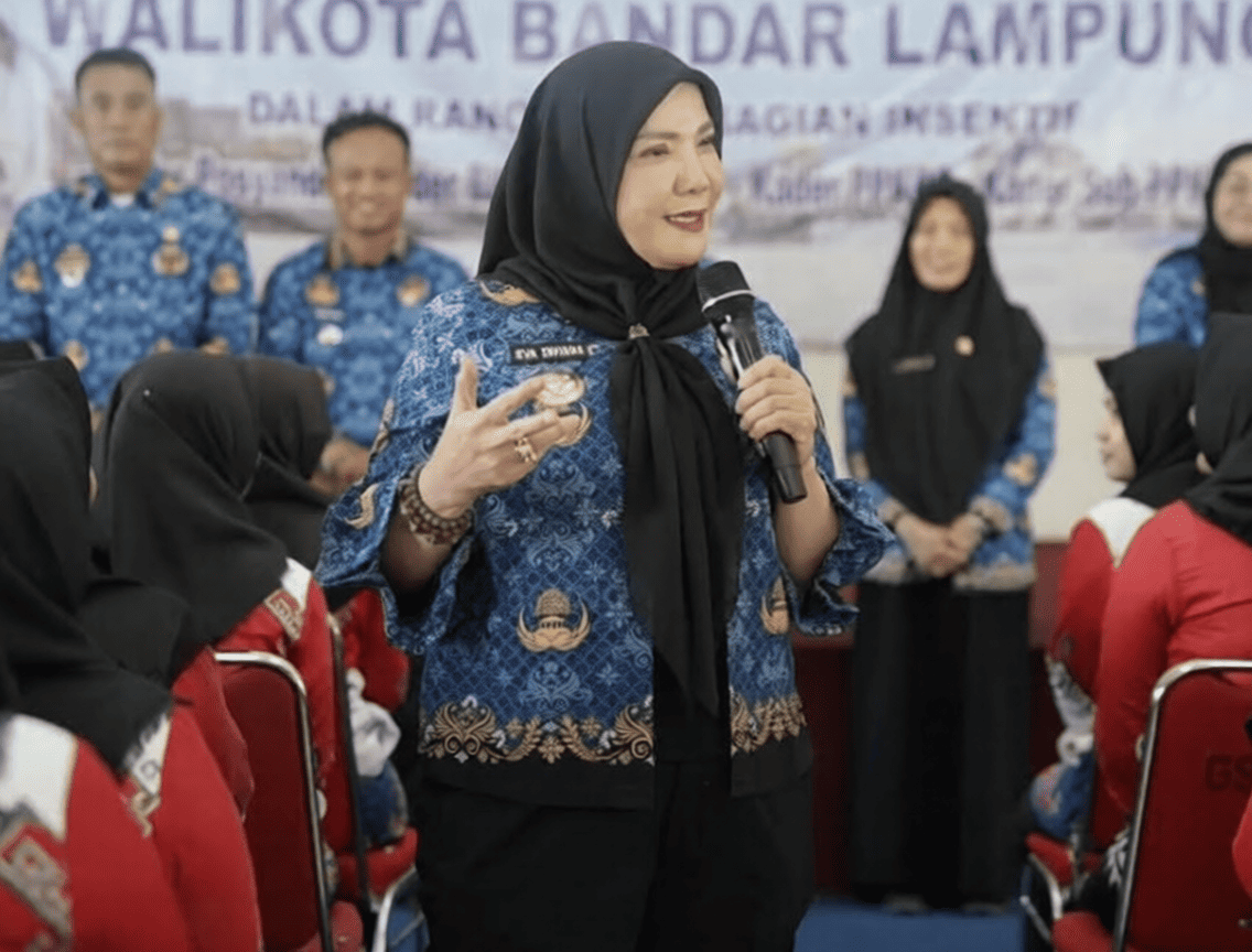 Eva Dwiana Salurkan Insentif Ribuan Kader Posyandu dan PKK Kegiatan tersebut merupakan bentuk apresiasi Pemerintah Kota Bandar Lampung atas dedikasi para kader dalam mendukung pelayanan kesehatan serta pemberdayaan masyarakat di Kota Bandar Lampung. Dalam kesempatan itu, Wali Kota menyampaikan bahwa penyaluran insentif ini merupakan wujud komitmen pemerintah dalam meningkatkan kesejahteraan sekaligus motivasi para kader agar terus optimal dalam menjalankan tugas di tengah masyarakat. Adapun jumlah penerima insentif meliputi Kecamatan Kedamaian sebanyak 526 orang dan Kecamatan Teluk Betung Selatan sebanyak 1.079 orang. Melalui kegiatan ini, Pemerintah Kota Bandar Lampung berharap para kader dapat terus berperan aktif dalam mendukung berbagai program pemerintah serta memberikan pelayanan terbaik bagi masyarakat.