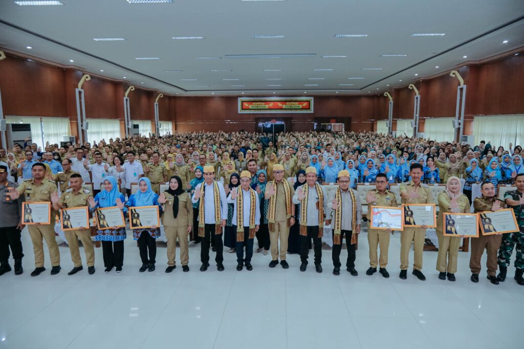 Lampung Tancap Gas Eliminasi TBC, Dukungan Pusat Capai Rp4,1 Triliun Gubernur Lampung, Rahmat Mirzani Djausal, menegaskan bahwa eliminasi TBC di Lampung menjadi prioritas utama karena dampaknya yang luas, tidak hanya pada kesehatan, tetapi juga sosial dan ekonomi masyarakat. Hal itu disampaikan dalam kegiatan Komitmen Percepatan Eliminasi TBC di Aula Semergou, Pemerintah Kota Bandar Lampung, Selasa (14/4/2026), yang turut dihadiri Wakil Menteri Dalam Negeri, Akhmad Wiyagus, serta Wakil Menteri Kesehatan, Benjamin Paulus Octavianus. “Kunjungan pemerintah pusat ini menjadi penguatan bagi daerah untuk tancap gas dalam percepatan eliminasi TBC, terutama dalam penemuan kasus dan penanganannya secara berkelanjutan,” ujar Gubernur Mirza. Kasus TBC di Lampung Masih Tinggi Upaya eliminasi TBC di Lampung terus digenjot seiring masih tingginya angka kasus di masyarakat. Di Kota Bandar Lampung sendiri tercatat sekitar 4.300 kasus TBC pada tahun lalu. Pemerintah mendorong strategi penemuan kasus aktif melalui program Cek Kesehatan Gratis (CKG), termasuk pemeriksaan terhadap anggota keluarga pasien guna memutus rantai penularan. Selain itu, pemberian Terapi Pencegahan Tuberkulosis (TPT) juga diperkuat, khususnya bagi masyarakat yang tinggal serumah dengan pasien TBC meskipun belum menunjukkan gejala. Dukungan Anggaran Rp4,1 Triliun Wakil Menteri Kesehatan, Benjamin Paulus Octavianus, menyebut pemerintah pusat telah menyiapkan anggaran tambahan sebesar Rp4,1 triliun untuk memperkuat percepatan eliminasi TBC. “Indonesia masih berada di peringkat kedua kasus TBC tertinggi di dunia, sehingga perlu langkah agresif, baik dari sisi pengobatan maupun pencegahan,” ujarnya. Anggaran tersebut akan digunakan untuk penguatan infrastruktur kesehatan, pengadaan alat rontgen modern, serta mendukung kerja kader kesehatan di lapangan. Sebanyak 5.200 kader TBC di seluruh desa di Provinsi Lampung juga akan mendapatkan insentif bulanan guna memperkuat penemuan kasus di tingkat akar rumput. Layanan Kesehatan Diperkuat Gubernur Mirza juga menyoroti pentingnya penguatan layanan kesehatan dasar untuk menekan lonjakan kasus TBC, termasuk optimalisasi peran puskesmas. Hal ini diharapkan dapat mengurangi beban rumah sakit rujukan seperti RSUD Abdul Moeloek yang saat ini menerima hingga 700 rujukan pasien per hari. Sementara itu, Wali Kota Bandar Lampung, Eva Dwiana, menyatakan kesiapan daerah dalam mendukung program eliminasi TBC. “Kami siap menjalankan arahan pemerintah pusat dan terus meningkatkan sosialisasi serta layanan kesehatan kepada masyarakat,” ujarnya. Saat ini, Kota Bandar Lampung didukung oleh 31 puskesmas, 50 puskesmas pembantu, serta 126 pos layanan kesehatan. Dengan sinergi antara pemerintah pusat dan daerah, percepatan eliminasi TBC di Lampung diharapkan dapat tercapai sekaligus mendukung target Indonesia Emas 2045.
