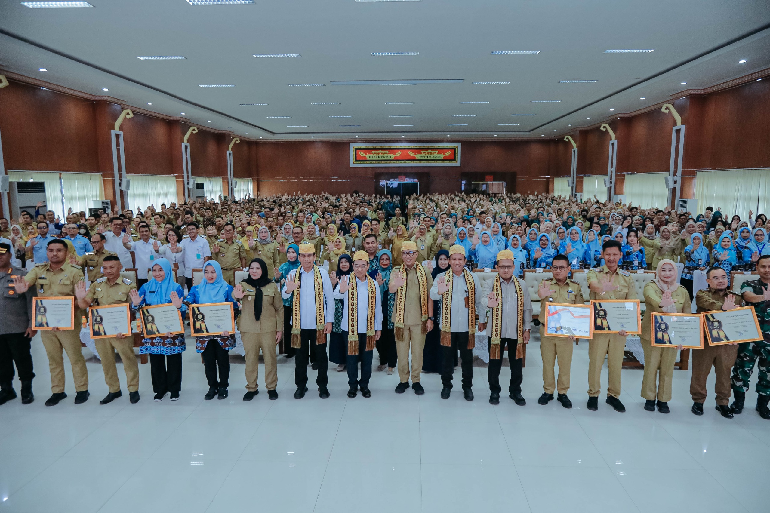 Lampung Tancap Gas Eliminasi TBC, Dukungan Pusat Capai Rp4,1 Triliun Gubernur Lampung, Rahmat Mirzani Djausal, menegaskan bahwa eliminasi TBC di Lampung menjadi prioritas utama karena dampaknya yang luas, tidak hanya pada kesehatan, tetapi juga sosial dan ekonomi masyarakat. Hal itu disampaikan dalam kegiatan Komitmen Percepatan Eliminasi TBC di Aula Semergou, Pemerintah Kota Bandar Lampung, Selasa (14/4/2026), yang turut dihadiri Wakil Menteri Dalam Negeri, Akhmad Wiyagus, serta Wakil Menteri Kesehatan, Benjamin Paulus Octavianus. “Kunjungan pemerintah pusat ini menjadi penguatan bagi daerah untuk tancap gas dalam percepatan eliminasi TBC, terutama dalam penemuan kasus dan penanganannya secara berkelanjutan,” ujar Gubernur Mirza. Kasus TBC di Lampung Masih Tinggi Upaya eliminasi TBC di Lampung terus digenjot seiring masih tingginya angka kasus di masyarakat. Di Kota Bandar Lampung sendiri tercatat sekitar 4.300 kasus TBC pada tahun lalu. Pemerintah mendorong strategi penemuan kasus aktif melalui program Cek Kesehatan Gratis (CKG), termasuk pemeriksaan terhadap anggota keluarga pasien guna memutus rantai penularan. Selain itu, pemberian Terapi Pencegahan Tuberkulosis (TPT) juga diperkuat, khususnya bagi masyarakat yang tinggal serumah dengan pasien TBC meskipun belum menunjukkan gejala. Dukungan Anggaran Rp4,1 Triliun Wakil Menteri Kesehatan, Benjamin Paulus Octavianus, menyebut pemerintah pusat telah menyiapkan anggaran tambahan sebesar Rp4,1 triliun untuk memperkuat percepatan eliminasi TBC. “Indonesia masih berada di peringkat kedua kasus TBC tertinggi di dunia, sehingga perlu langkah agresif, baik dari sisi pengobatan maupun pencegahan,” ujarnya. Anggaran tersebut akan digunakan untuk penguatan infrastruktur kesehatan, pengadaan alat rontgen modern, serta mendukung kerja kader kesehatan di lapangan. Sebanyak 5.200 kader TBC di seluruh desa di Provinsi Lampung juga akan mendapatkan insentif bulanan guna memperkuat penemuan kasus di tingkat akar rumput. Layanan Kesehatan Diperkuat Gubernur Mirza juga menyoroti pentingnya penguatan layanan kesehatan dasar untuk menekan lonjakan kasus TBC, termasuk optimalisasi peran puskesmas. Hal ini diharapkan dapat mengurangi beban rumah sakit rujukan seperti RSUD Abdul Moeloek yang saat ini menerima hingga 700 rujukan pasien per hari. Sementara itu, Wali Kota Bandar Lampung, Eva Dwiana, menyatakan kesiapan daerah dalam mendukung program eliminasi TBC. “Kami siap menjalankan arahan pemerintah pusat dan terus meningkatkan sosialisasi serta layanan kesehatan kepada masyarakat,” ujarnya. Saat ini, Kota Bandar Lampung didukung oleh 31 puskesmas, 50 puskesmas pembantu, serta 126 pos layanan kesehatan. Dengan sinergi antara pemerintah pusat dan daerah, percepatan eliminasi TBC di Lampung diharapkan dapat tercapai sekaligus mendukung target Indonesia Emas 2045.