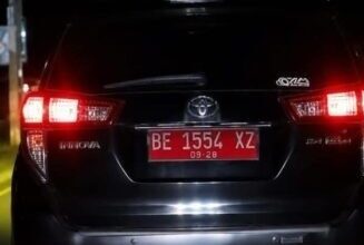 Berkendara Ugal-ugalan, Mobil Plat Merah BE 1554 XZ Viral di Tanggamus