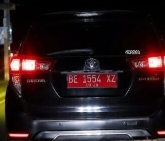 Berkendara Ugal-ugalan, Mobil Plat Merah BE 1554 XZ Viral di Tanggamus