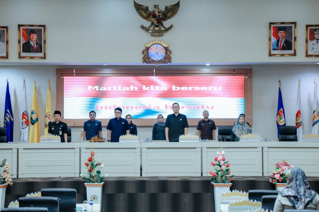 Fraksi DPRD Lampung Apresiasi Pemprov Pertahankan Opini WTP 12 Kali Berturut-turut Capaian tersebut menjadi opini WTP ke-12 yang diraih Pemerintah Provinsi Lampung secara berturut-turut, sekaligus mencerminkan konsistensi dalam pengelolaan keuangan daerah. Apresiasi tersebut disampaikan dalam rapat lanjutan Pembicaraan Tingkat I dengan agenda Pemandangan Umum Fraksi-Fraksi terhadap Rancangan Peraturan Daerah (Raperda) tentang Pertanggungjawaban Pelaksanaan APBD Provinsi Lampung Tahun Anggaran 2025, yang digelar di Ruang Sidang DPRD Provinsi Lampung, Jumat (17/7/2026). Rapat tersebut dihadiri Sekretaris Daerah Provinsi Lampung, Marindo Kurniawan. Fraksi Partai Demokrasi Indonesia Perjuangan (PDI Perjuangan) melalui juru bicaranya, Ketut Romeo, menyampaikan apresiasi atas keberhasilan Pemerintah Provinsi Lampung kembali meraih opini WTP dari BPK RI. Menurut Fraksi PDI Perjuangan, keberhasilan mempertahankan opini WTP selama 12 tahun berturut-turut merupakan capaian yang patut diapresiasi karena menunjukkan komitmen pemerintah daerah dalam menyusun laporan keuangan yang berkualitas, transparan, dan akuntabel. Apresiasi serupa juga disampaikan Fraksi Partai Amanat Nasional (PAN) melalui juru bicaranya, Morisman. Fraksi PAN mengucapkan selamat kepada Pemerintah Provinsi Lampung atas kinerja yang dinilai maksimal dan profesional dalam pengelolaan keuangan daerah Tahun Anggaran 2025. Fraksi PAN menilai raihan opini WTP ke-12 secara berturut-turut menjadi bukti nyata komitmen Pemerintah Provinsi Lampung dalam mewujudkan tata kelola keuangan daerah yang semakin baik, berlandaskan prinsip transparansi, akuntabilitas, serta good governance. Meski demikian, Fraksi PAN mengingatkan bahwa keberhasilan mempertahankan opini WTP harus menjadi motivasi bagi Pemerintah Provinsi Lampung bersama DPRD untuk terus meningkatkan kualitas pengelolaan keuangan daerah. Selain itu, Fraksi PAN juga mendorong pemerintah daerah agar lebih optimal dalam meningkatkan Pendapatan Asli Daerah (PAD) guna memperkuat kapasitas fiskal daerah dan mendukung pelaksanaan program pembangunan. Dalam pemandangan umumnya, Fraksi PAN menyatakan dapat menerima dan menyetujui Raperda tentang Pertanggungjawaban Pelaksanaan APBD Provinsi Lampung Tahun Anggaran 2025 untuk dibahas lebih lanjut hingga ditetapkan menjadi Peraturan Daerah. (*)