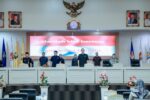 Fraksi DPRD Lampung Apresiasi Pemprov Pertahankan Opini WTP 12 Kali Berturut-turut Capaian tersebut menjadi opini WTP ke-12 yang diraih Pemerintah Provinsi Lampung secara berturut-turut, sekaligus mencerminkan konsistensi dalam pengelolaan keuangan daerah. Apresiasi tersebut disampaikan dalam rapat lanjutan Pembicaraan Tingkat I dengan agenda Pemandangan Umum Fraksi-Fraksi terhadap Rancangan Peraturan Daerah (Raperda) tentang Pertanggungjawaban Pelaksanaan APBD Provinsi Lampung Tahun Anggaran 2025, yang digelar di Ruang Sidang DPRD Provinsi Lampung, Jumat (17/7/2026). Rapat tersebut dihadiri Sekretaris Daerah Provinsi Lampung, Marindo Kurniawan. Fraksi Partai Demokrasi Indonesia Perjuangan (PDI Perjuangan) melalui juru bicaranya, Ketut Romeo, menyampaikan apresiasi atas keberhasilan Pemerintah Provinsi Lampung kembali meraih opini WTP dari BPK RI. Menurut Fraksi PDI Perjuangan, keberhasilan mempertahankan opini WTP selama 12 tahun berturut-turut merupakan capaian yang patut diapresiasi karena menunjukkan komitmen pemerintah daerah dalam menyusun laporan keuangan yang berkualitas, transparan, dan akuntabel. Apresiasi serupa juga disampaikan Fraksi Partai Amanat Nasional (PAN) melalui juru bicaranya, Morisman. Fraksi PAN mengucapkan selamat kepada Pemerintah Provinsi Lampung atas kinerja yang dinilai maksimal dan profesional dalam pengelolaan keuangan daerah Tahun Anggaran 2025. Fraksi PAN menilai raihan opini WTP ke-12 secara berturut-turut menjadi bukti nyata komitmen Pemerintah Provinsi Lampung dalam mewujudkan tata kelola keuangan daerah yang semakin baik, berlandaskan prinsip transparansi, akuntabilitas, serta good governance. Meski demikian, Fraksi PAN mengingatkan bahwa keberhasilan mempertahankan opini WTP harus menjadi motivasi bagi Pemerintah Provinsi Lampung bersama DPRD untuk terus meningkatkan kualitas pengelolaan keuangan daerah. Selain itu, Fraksi PAN juga mendorong pemerintah daerah agar lebih optimal dalam meningkatkan Pendapatan Asli Daerah (PAD) guna memperkuat kapasitas fiskal daerah dan mendukung pelaksanaan program pembangunan. Dalam pemandangan umumnya, Fraksi PAN menyatakan dapat menerima dan menyetujui Raperda tentang Pertanggungjawaban Pelaksanaan APBD Provinsi Lampung Tahun Anggaran 2025 untuk dibahas lebih lanjut hingga ditetapkan menjadi Peraturan Daerah. (*)