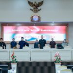 Fraksi DPRD Lampung Apresiasi Pemprov Pertahankan Opini WTP 12 Kali Berturut-turut Capaian tersebut menjadi opini WTP ke-12 yang diraih Pemerintah Provinsi Lampung secara berturut-turut, sekaligus mencerminkan konsistensi dalam pengelolaan keuangan daerah. Apresiasi tersebut disampaikan dalam rapat lanjutan Pembicaraan Tingkat I dengan agenda Pemandangan Umum Fraksi-Fraksi terhadap Rancangan Peraturan Daerah (Raperda) tentang Pertanggungjawaban Pelaksanaan APBD Provinsi Lampung Tahun Anggaran 2025, yang digelar di Ruang Sidang DPRD Provinsi Lampung, Jumat (17/7/2026). Rapat tersebut dihadiri Sekretaris Daerah Provinsi Lampung, Marindo Kurniawan. Fraksi Partai Demokrasi Indonesia Perjuangan (PDI Perjuangan) melalui juru bicaranya, Ketut Romeo, menyampaikan apresiasi atas keberhasilan Pemerintah Provinsi Lampung kembali meraih opini WTP dari BPK RI. Menurut Fraksi PDI Perjuangan, keberhasilan mempertahankan opini WTP selama 12 tahun berturut-turut merupakan capaian yang patut diapresiasi karena menunjukkan komitmen pemerintah daerah dalam menyusun laporan keuangan yang berkualitas, transparan, dan akuntabel. Apresiasi serupa juga disampaikan Fraksi Partai Amanat Nasional (PAN) melalui juru bicaranya, Morisman. Fraksi PAN mengucapkan selamat kepada Pemerintah Provinsi Lampung atas kinerja yang dinilai maksimal dan profesional dalam pengelolaan keuangan daerah Tahun Anggaran 2025. Fraksi PAN menilai raihan opini WTP ke-12 secara berturut-turut menjadi bukti nyata komitmen Pemerintah Provinsi Lampung dalam mewujudkan tata kelola keuangan daerah yang semakin baik, berlandaskan prinsip transparansi, akuntabilitas, serta good governance. Meski demikian, Fraksi PAN mengingatkan bahwa keberhasilan mempertahankan opini WTP harus menjadi motivasi bagi Pemerintah Provinsi Lampung bersama DPRD untuk terus meningkatkan kualitas pengelolaan keuangan daerah. Selain itu, Fraksi PAN juga mendorong pemerintah daerah agar lebih optimal dalam meningkatkan Pendapatan Asli Daerah (PAD) guna memperkuat kapasitas fiskal daerah dan mendukung pelaksanaan program pembangunan. Dalam pemandangan umumnya, Fraksi PAN menyatakan dapat menerima dan menyetujui Raperda tentang Pertanggungjawaban Pelaksanaan APBD Provinsi Lampung Tahun Anggaran 2025 untuk dibahas lebih lanjut hingga ditetapkan menjadi Peraturan Daerah. (*)