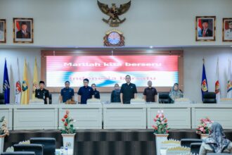 Fraksi DPRD Lampung Apresiasi Pemprov Pertahankan Opini WTP 12 Kali Berturut-turut Capaian tersebut menjadi opini WTP ke-12 yang diraih Pemerintah Provinsi Lampung secara berturut-turut, sekaligus mencerminkan konsistensi dalam pengelolaan keuangan daerah. Apresiasi tersebut disampaikan dalam rapat lanjutan Pembicaraan Tingkat I dengan agenda Pemandangan Umum Fraksi-Fraksi terhadap Rancangan Peraturan Daerah (Raperda) tentang Pertanggungjawaban Pelaksanaan APBD Provinsi Lampung Tahun Anggaran 2025, yang digelar di Ruang Sidang DPRD Provinsi Lampung, Jumat (17/7/2026). Rapat tersebut dihadiri Sekretaris Daerah Provinsi Lampung, Marindo Kurniawan. Fraksi Partai Demokrasi Indonesia Perjuangan (PDI Perjuangan) melalui juru bicaranya, Ketut Romeo, menyampaikan apresiasi atas keberhasilan Pemerintah Provinsi Lampung kembali meraih opini WTP dari BPK RI. Menurut Fraksi PDI Perjuangan, keberhasilan mempertahankan opini WTP selama 12 tahun berturut-turut merupakan capaian yang patut diapresiasi karena menunjukkan komitmen pemerintah daerah dalam menyusun laporan keuangan yang berkualitas, transparan, dan akuntabel. Apresiasi serupa juga disampaikan Fraksi Partai Amanat Nasional (PAN) melalui juru bicaranya, Morisman. Fraksi PAN mengucapkan selamat kepada Pemerintah Provinsi Lampung atas kinerja yang dinilai maksimal dan profesional dalam pengelolaan keuangan daerah Tahun Anggaran 2025. Fraksi PAN menilai raihan opini WTP ke-12 secara berturut-turut menjadi bukti nyata komitmen Pemerintah Provinsi Lampung dalam mewujudkan tata kelola keuangan daerah yang semakin baik, berlandaskan prinsip transparansi, akuntabilitas, serta good governance. Meski demikian, Fraksi PAN mengingatkan bahwa keberhasilan mempertahankan opini WTP harus menjadi motivasi bagi Pemerintah Provinsi Lampung bersama DPRD untuk terus meningkatkan kualitas pengelolaan keuangan daerah. Selain itu, Fraksi PAN juga mendorong pemerintah daerah agar lebih optimal dalam meningkatkan Pendapatan Asli Daerah (PAD) guna memperkuat kapasitas fiskal daerah dan mendukung pelaksanaan program pembangunan. Dalam pemandangan umumnya, Fraksi PAN menyatakan dapat menerima dan menyetujui Raperda tentang Pertanggungjawaban Pelaksanaan APBD Provinsi Lampung Tahun Anggaran 2025 untuk dibahas lebih lanjut hingga ditetapkan menjadi Peraturan Daerah. (*)