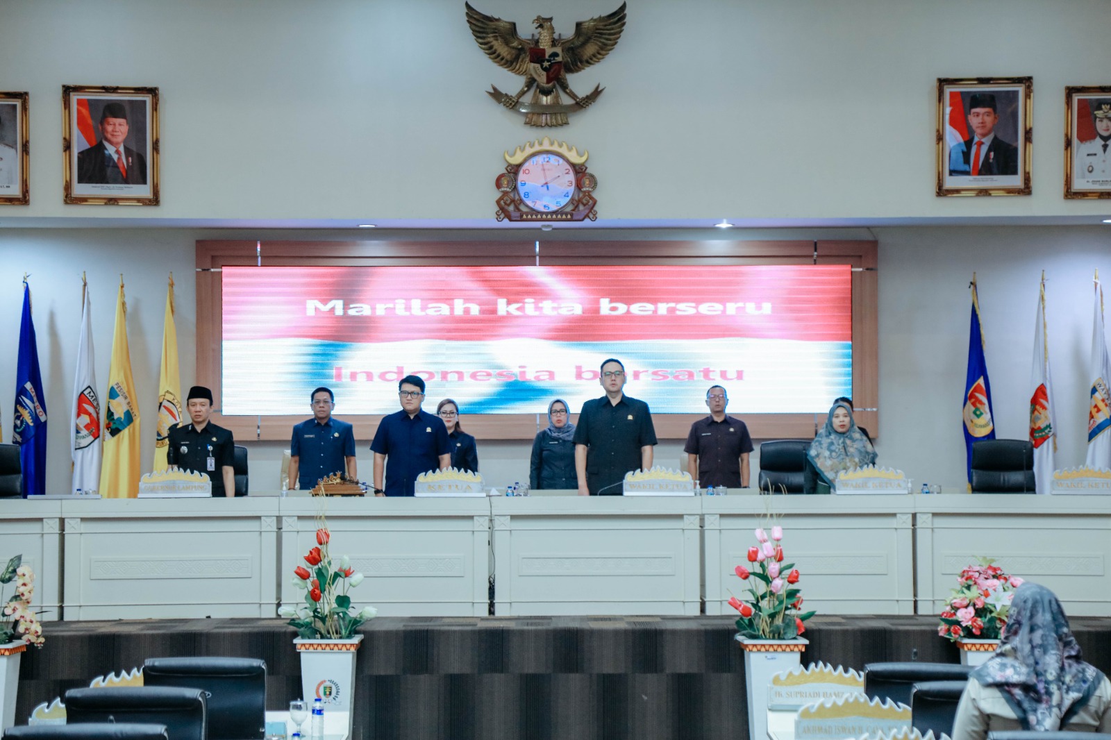 Fraksi DPRD Lampung Apresiasi Pemprov Pertahankan Opini WTP 12 Kali Berturut-turut Capaian tersebut menjadi opini WTP ke-12 yang diraih Pemerintah Provinsi Lampung secara berturut-turut, sekaligus mencerminkan konsistensi dalam pengelolaan keuangan daerah. Apresiasi tersebut disampaikan dalam rapat lanjutan Pembicaraan Tingkat I dengan agenda Pemandangan Umum Fraksi-Fraksi terhadap Rancangan Peraturan Daerah (Raperda) tentang Pertanggungjawaban Pelaksanaan APBD Provinsi Lampung Tahun Anggaran 2025, yang digelar di Ruang Sidang DPRD Provinsi Lampung, Jumat (17/7/2026). Rapat tersebut dihadiri Sekretaris Daerah Provinsi Lampung, Marindo Kurniawan. Fraksi Partai Demokrasi Indonesia Perjuangan (PDI Perjuangan) melalui juru bicaranya, Ketut Romeo, menyampaikan apresiasi atas keberhasilan Pemerintah Provinsi Lampung kembali meraih opini WTP dari BPK RI. Menurut Fraksi PDI Perjuangan, keberhasilan mempertahankan opini WTP selama 12 tahun berturut-turut merupakan capaian yang patut diapresiasi karena menunjukkan komitmen pemerintah daerah dalam menyusun laporan keuangan yang berkualitas, transparan, dan akuntabel. Apresiasi serupa juga disampaikan Fraksi Partai Amanat Nasional (PAN) melalui juru bicaranya, Morisman. Fraksi PAN mengucapkan selamat kepada Pemerintah Provinsi Lampung atas kinerja yang dinilai maksimal dan profesional dalam pengelolaan keuangan daerah Tahun Anggaran 2025. Fraksi PAN menilai raihan opini WTP ke-12 secara berturut-turut menjadi bukti nyata komitmen Pemerintah Provinsi Lampung dalam mewujudkan tata kelola keuangan daerah yang semakin baik, berlandaskan prinsip transparansi, akuntabilitas, serta good governance. Meski demikian, Fraksi PAN mengingatkan bahwa keberhasilan mempertahankan opini WTP harus menjadi motivasi bagi Pemerintah Provinsi Lampung bersama DPRD untuk terus meningkatkan kualitas pengelolaan keuangan daerah. Selain itu, Fraksi PAN juga mendorong pemerintah daerah agar lebih optimal dalam meningkatkan Pendapatan Asli Daerah (PAD) guna memperkuat kapasitas fiskal daerah dan mendukung pelaksanaan program pembangunan. Dalam pemandangan umumnya, Fraksi PAN menyatakan dapat menerima dan menyetujui Raperda tentang Pertanggungjawaban Pelaksanaan APBD Provinsi Lampung Tahun Anggaran 2025 untuk dibahas lebih lanjut hingga ditetapkan menjadi Peraturan Daerah. (*)