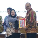 Pemkot Bandar Lampung Kembali Kantongi WTP atas LKPD Tahun Anggaran 2025 Opini WTP tersebut diterima langsung oleh Wali Kota Bandar Lampung Eva Dwiana dalam acara penyerahan hasil pemeriksaan yang berlangsung di Auditorium BPK RI Perwakilan Provinsi Lampung, Jumat (29/5/2026). Eva Dwiana mengungkapkan rasa syukur atas capaian yang kembali diraih Pemerintah Kota (Pemkot) Bandar Lampung. Menurutnya, predikat WTP merupakan hasil kerja keras seluruh jajaran pemerintah daerah yang didukung oleh partisipasi masyarakat. “Alhamdulillah, tahun ini kita kembali meraih predikat WTP. Terima kasih kepada seluruh masyarakat Kota Bandar Lampung serta seluruh jajaran pemerintah yang telah bekerja keras,” ujar Eva Dwiana. Ia mengatakan, penghargaan tersebut tidak hanya menjadi bentuk pengakuan atas tata kelola keuangan daerah yang baik, tetapi juga merupakan amanah yang harus terus dijaga dan dipertahankan pada tahun-tahun mendatang. Menurut Eva, Pemkot Bandar Lampung akan terus melakukan evaluasi dan perbaikan dalam pengelolaan keuangan daerah agar semakin efektif, efisien, transparan, serta memberikan manfaat yang optimal bagi masyarakat. “Kami akan terus meningkatkan kualitas pengelolaan keuangan daerah agar semakin akuntabel dan mampu mendukung pembangunan serta pelayanan kepada masyarakat,” tambahnya. Dengan kembali diraihnya opini WTP atas LKPD Tahun Anggaran 2025, Pemkot Bandar Lampung berharap kepercayaan masyarakat terhadap pengelolaan keuangan daerah semakin meningkat. Selain itu, capaian tersebut diharapkan dapat mendorong terwujudnya pemerintahan yang profesional, transparan, dan berintegritas. Opini WTP merupakan predikat tertinggi yang diberikan BPK kepada pemerintah daerah atas kewajaran penyajian laporan keuangan sesuai dengan standar akuntansi pemerintahan, kecukupan pengungkapan, kepatuhan terhadap peraturan perundang-undangan, serta efektivitas sistem pengendalian internal. ()