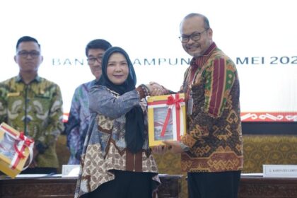 Pemkot Bandar Lampung Kembali Kantongi WTP atas LKPD Tahun Anggaran 2025 Opini WTP tersebut diterima langsung oleh Wali Kota Bandar Lampung Eva Dwiana dalam acara penyerahan hasil pemeriksaan yang berlangsung di Auditorium BPK RI Perwakilan Provinsi Lampung, Jumat (29/5/2026). Eva Dwiana mengungkapkan rasa syukur atas capaian yang kembali diraih Pemerintah Kota (Pemkot) Bandar Lampung. Menurutnya, predikat WTP merupakan hasil kerja keras seluruh jajaran pemerintah daerah yang didukung oleh partisipasi masyarakat. “Alhamdulillah, tahun ini kita kembali meraih predikat WTP. Terima kasih kepada seluruh masyarakat Kota Bandar Lampung serta seluruh jajaran pemerintah yang telah bekerja keras,” ujar Eva Dwiana. Ia mengatakan, penghargaan tersebut tidak hanya menjadi bentuk pengakuan atas tata kelola keuangan daerah yang baik, tetapi juga merupakan amanah yang harus terus dijaga dan dipertahankan pada tahun-tahun mendatang. Menurut Eva, Pemkot Bandar Lampung akan terus melakukan evaluasi dan perbaikan dalam pengelolaan keuangan daerah agar semakin efektif, efisien, transparan, serta memberikan manfaat yang optimal bagi masyarakat. “Kami akan terus meningkatkan kualitas pengelolaan keuangan daerah agar semakin akuntabel dan mampu mendukung pembangunan serta pelayanan kepada masyarakat,” tambahnya. Dengan kembali diraihnya opini WTP atas LKPD Tahun Anggaran 2025, Pemkot Bandar Lampung berharap kepercayaan masyarakat terhadap pengelolaan keuangan daerah semakin meningkat. Selain itu, capaian tersebut diharapkan dapat mendorong terwujudnya pemerintahan yang profesional, transparan, dan berintegritas. Opini WTP merupakan predikat tertinggi yang diberikan BPK kepada pemerintah daerah atas kewajaran penyajian laporan keuangan sesuai dengan standar akuntansi pemerintahan, kecukupan pengungkapan, kepatuhan terhadap peraturan perundang-undangan, serta efektivitas sistem pengendalian internal. ()