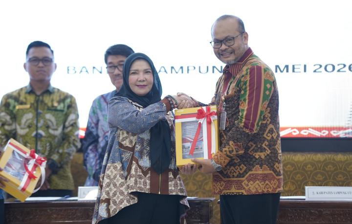 Pemkot Bandar Lampung Kembali Kantongi WTP atas LKPD Tahun Anggaran 2025 Opini WTP tersebut diterima langsung oleh Wali Kota Bandar Lampung Eva Dwiana dalam acara penyerahan hasil pemeriksaan yang berlangsung di Auditorium BPK RI Perwakilan Provinsi Lampung, Jumat (29/5/2026). Eva Dwiana mengungkapkan rasa syukur atas capaian yang kembali diraih Pemerintah Kota (Pemkot) Bandar Lampung. Menurutnya, predikat WTP merupakan hasil kerja keras seluruh jajaran pemerintah daerah yang didukung oleh partisipasi masyarakat. “Alhamdulillah, tahun ini kita kembali meraih predikat WTP. Terima kasih kepada seluruh masyarakat Kota Bandar Lampung serta seluruh jajaran pemerintah yang telah bekerja keras,” ujar Eva Dwiana. Ia mengatakan, penghargaan tersebut tidak hanya menjadi bentuk pengakuan atas tata kelola keuangan daerah yang baik, tetapi juga merupakan amanah yang harus terus dijaga dan dipertahankan pada tahun-tahun mendatang. Menurut Eva, Pemkot Bandar Lampung akan terus melakukan evaluasi dan perbaikan dalam pengelolaan keuangan daerah agar semakin efektif, efisien, transparan, serta memberikan manfaat yang optimal bagi masyarakat. “Kami akan terus meningkatkan kualitas pengelolaan keuangan daerah agar semakin akuntabel dan mampu mendukung pembangunan serta pelayanan kepada masyarakat,” tambahnya. Dengan kembali diraihnya opini WTP atas LKPD Tahun Anggaran 2025, Pemkot Bandar Lampung berharap kepercayaan masyarakat terhadap pengelolaan keuangan daerah semakin meningkat. Selain itu, capaian tersebut diharapkan dapat mendorong terwujudnya pemerintahan yang profesional, transparan, dan berintegritas. Opini WTP merupakan predikat tertinggi yang diberikan BPK kepada pemerintah daerah atas kewajaran penyajian laporan keuangan sesuai dengan standar akuntansi pemerintahan, kecukupan pengungkapan, kepatuhan terhadap peraturan perundang-undangan, serta efektivitas sistem pengendalian internal. ()