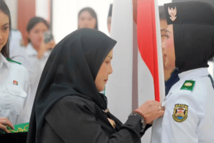 Kukuhkan 38 Paskibraka, Eva Dwiana: Isi Kemerdekaan dengan Kegiatan Positif Pengukuhan tersebut menjadi momentum penting bagi 38 anggota Paskibraka yang akan menjalankan tugas pada Upacara Peringatan HUT ke-81 Kemerdekaan Republik Indonesia, Senin (17/8/2026). Dalam kesempatan tersebut, Eva Dwiana berpesan agar seluruh anggota Paskibraka menjalankan tugas dengan sebaik-baiknya, penuh tanggung jawab, disiplin, dan tetap menjaga kekompakan. Eva mengatakan, generasi muda memiliki tanggung jawab untuk mengisi kemerdekaan dengan berbagai kegiatan positif sesuai dengan peran dan kemampuan masing-masing. “Kalau dulu para pejuang berjuang untuk kemerdekaan, sekarang kita mengisinya dengan kegiatan dan program-program yang baik sesuai dengan porsinya masing-masing,” ujar Eva. Menurut Eva, menjadi anggota Paskibraka bukan hanya tentang menjalankan tugas dalam upacara. Amanah tersebut juga menjadi bentuk penghormatan terhadap perjuangan para pahlawan sekaligus kesempatan bagi generasi muda untuk menumbuhkan rasa nasionalisme, kedisiplinan, dan tanggung jawab. Ia berharap pengalaman selama menjadi anggota Paskibraka dapat menjadi bekal bagi para peserta untuk terus berkontribusi secara positif bagi masyarakat dan Kota Bandar Lampung. Dengan semangat kemerdekaan, Eva mengajak generasi muda untuk terus berkarya, menjaga persatuan, serta mengisi kemerdekaan melalui kegiatan dan prestasi yang memberikan manfaat bagi bangsa dan daerah.