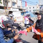 Bunda Eva Bagikan 10 Ribu Bendera Merah Putih kepada Warga Bandar Lampung