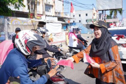Bunda Eva Bagikan 10 Ribu Bendera Merah Putih kepada Warga Bandar Lampung