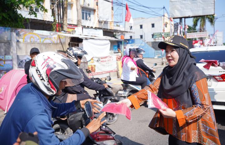 Bunda Eva Bagikan 10 Ribu Bendera Merah Putih kepada Warga Bandar Lampung