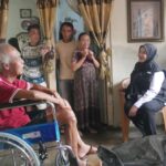 Warga Tanjung Senang Terima Bantuan Kursi Roda dan Tongkat Kruk dari Pemkot Bandar lampung