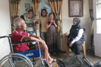 Warga Tanjung Senang Terima Bantuan Kursi Roda dan Tongkat Kruk dari Pemkot Bandar lampung