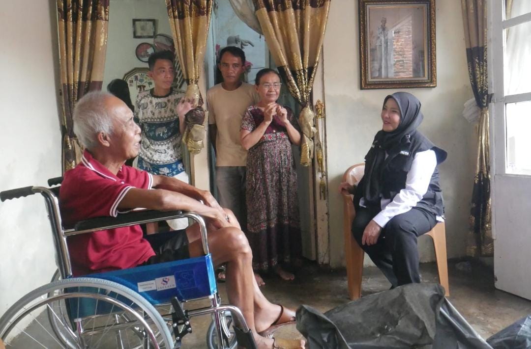 Warga Tanjung Senang Terima Bantuan Kursi Roda dan Tongkat Kruk dari Pemkot Bandar lampung