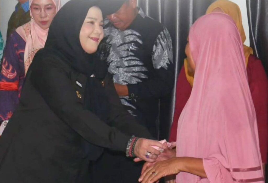 Walikota Bandar Lampung Salurkan Bantuan Alat Kesehatan untuk Warga Kecamatan Enggal