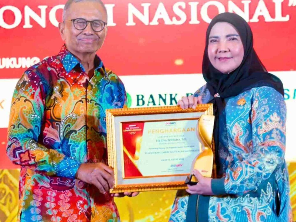 Disway Beri Penghargaan kepada Eva Dwiana atas Kiprah di UMKM dan Ekonomi Kreatif
